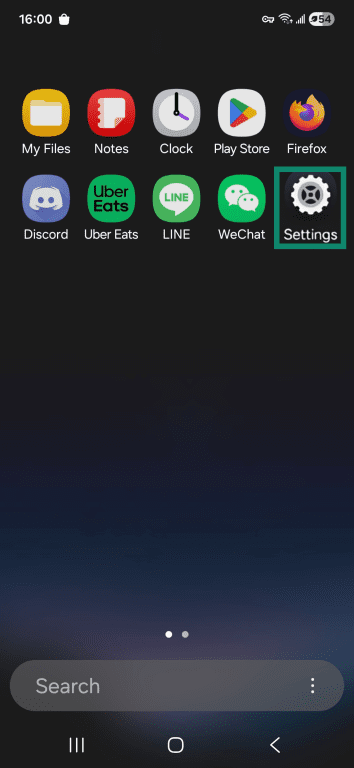 Android home screen with the Settings app highlighted.