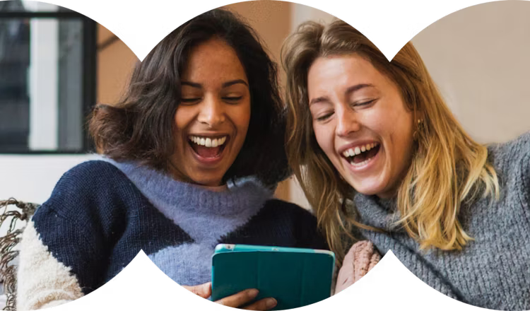 Kuva ystävistä suoratoistamassa ympyröiden rajaamassa kuvassa